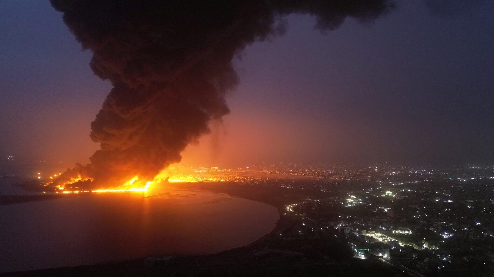 Houthi-port-city-burns-under-Israeli-attack
